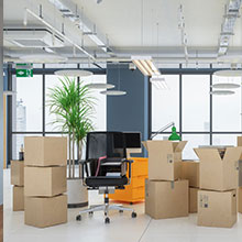 Mitarbeiter mit Treppenkarre bei einem Umzug