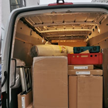 Mitarbeiter mit Treppenkarre bei einem Umzug