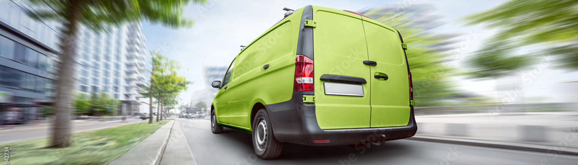 grüner Transporter im Kundendienst